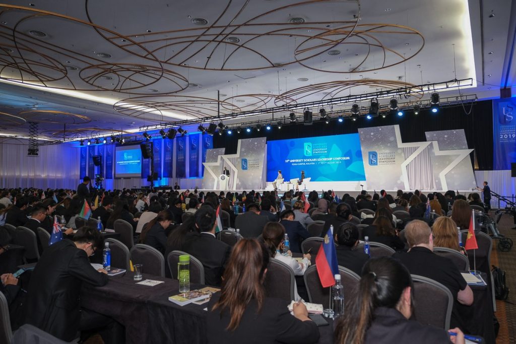 A zoomed out image of Nipuna Ambanpola speaking to a gathering of 1,000+ young leaders